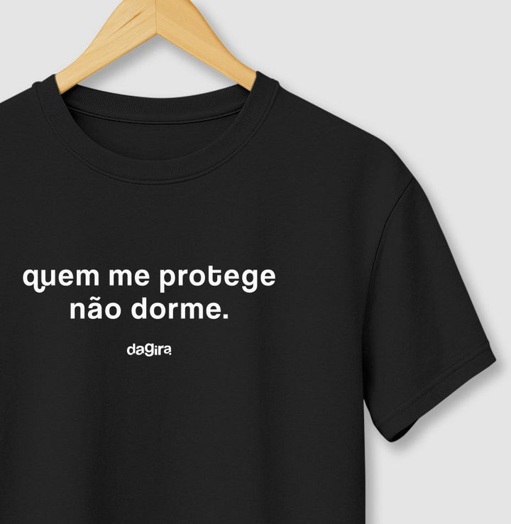 CAMISETA UMBANDA - Quem Me Protege Não Dorme