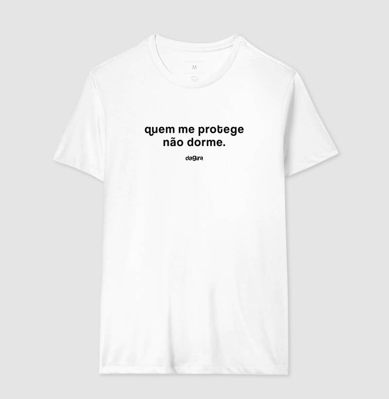 Camiseta Umbanda Quem Me Protege Não Dorme | Dagira