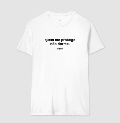 Camiseta Umbanda Quem Me Protege Não Dorme | Dagira