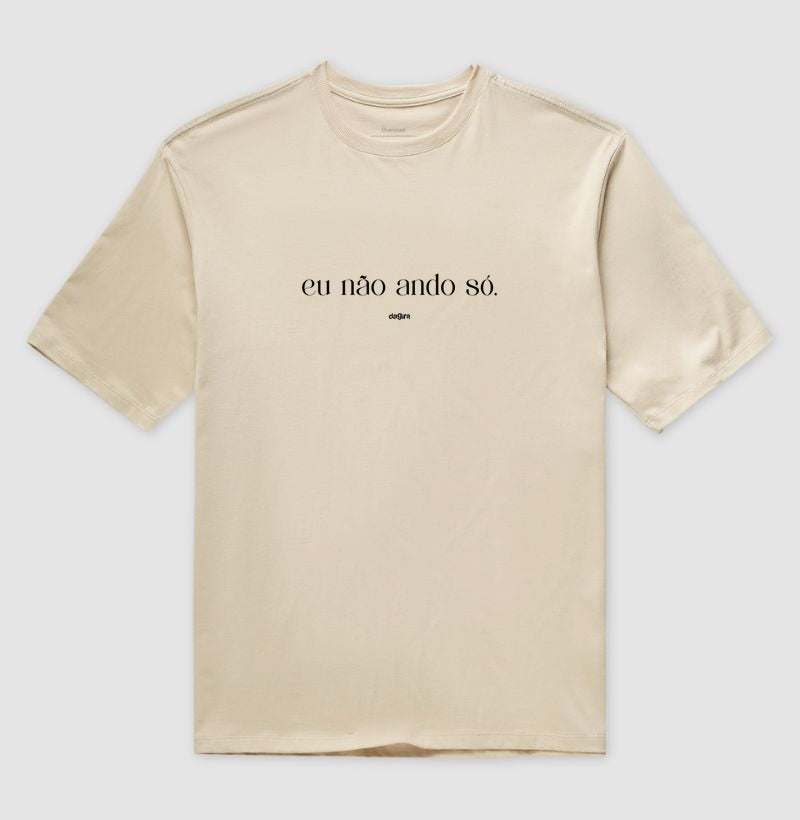 Camiseta Eu Não Ando Só Oversized | Dagira