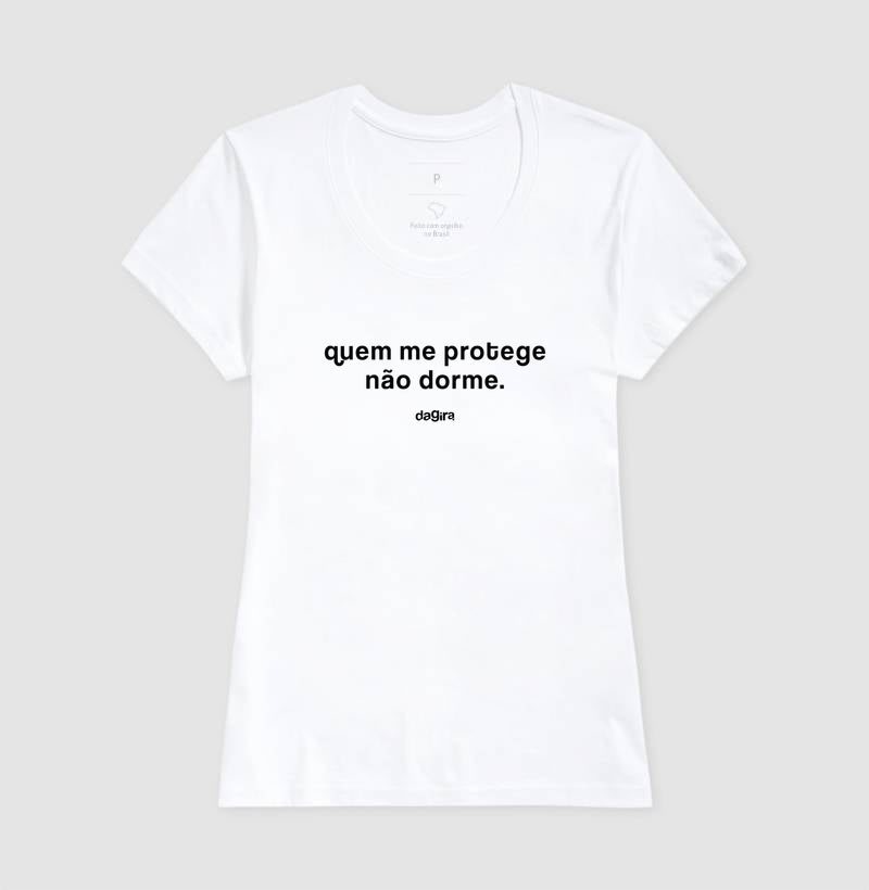 Camiseta Umbanda Quem Me Protege Não Dorme | Dagira